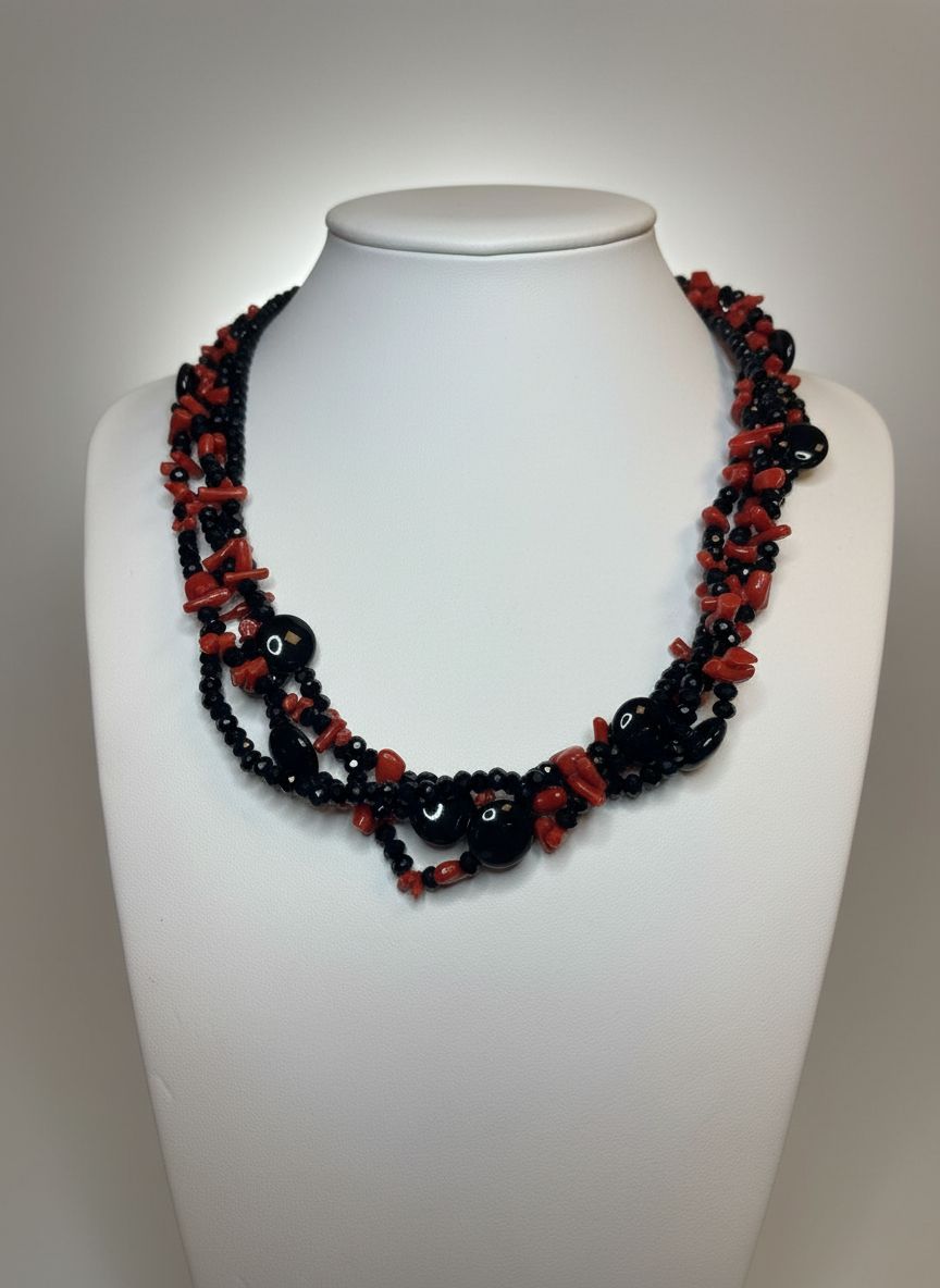 Collana girocollo in corallo mediterraneo e Agathe nera sfaccettata.