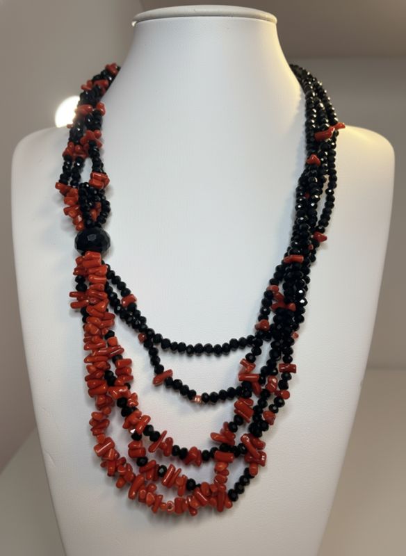 Collana girocollo in corallo Mediterraneo e Agathe nera sfaccettata.