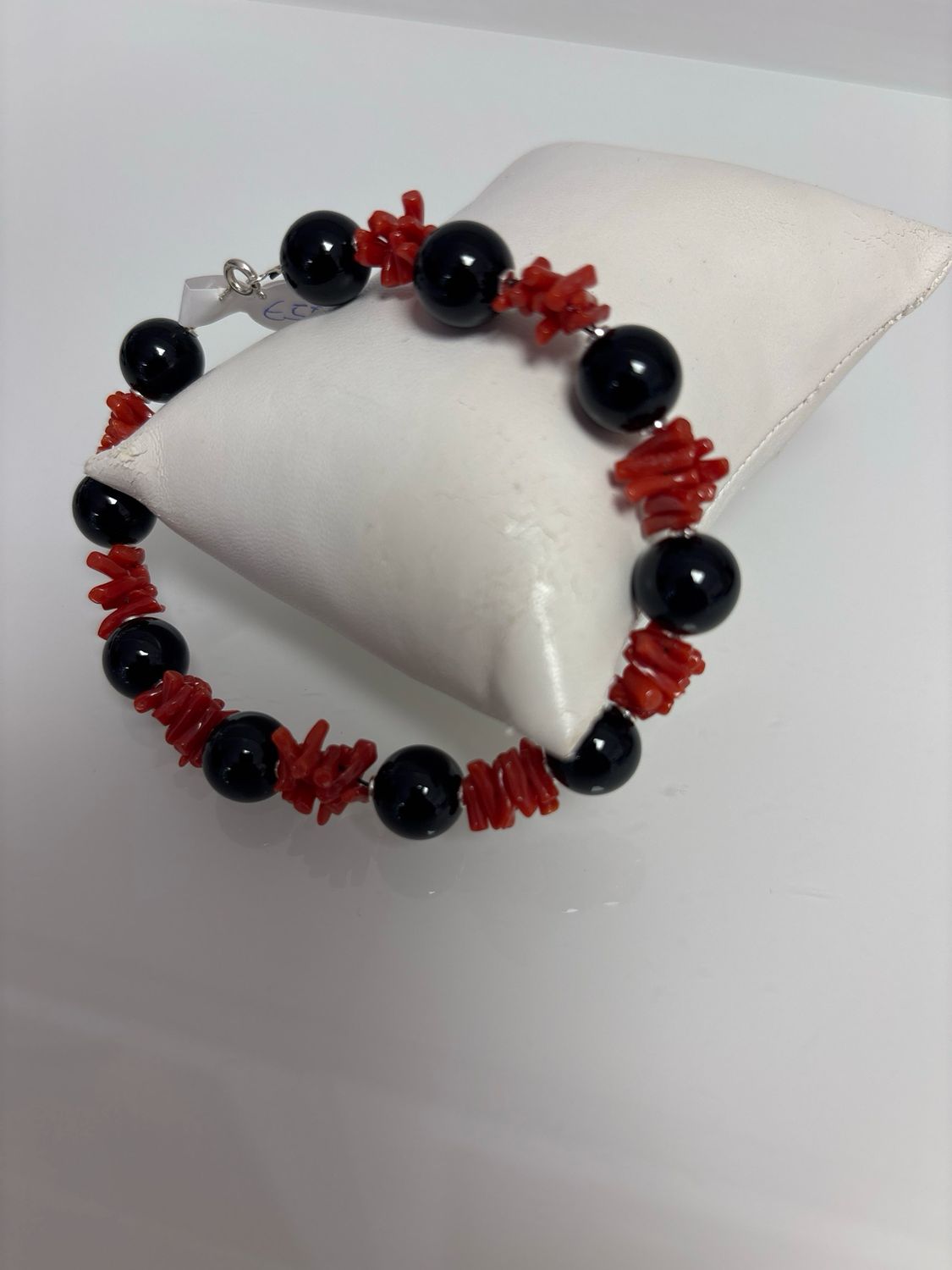 Bracciale in corallo mediterraneo con sfere di Agata nera e montato in argento 925