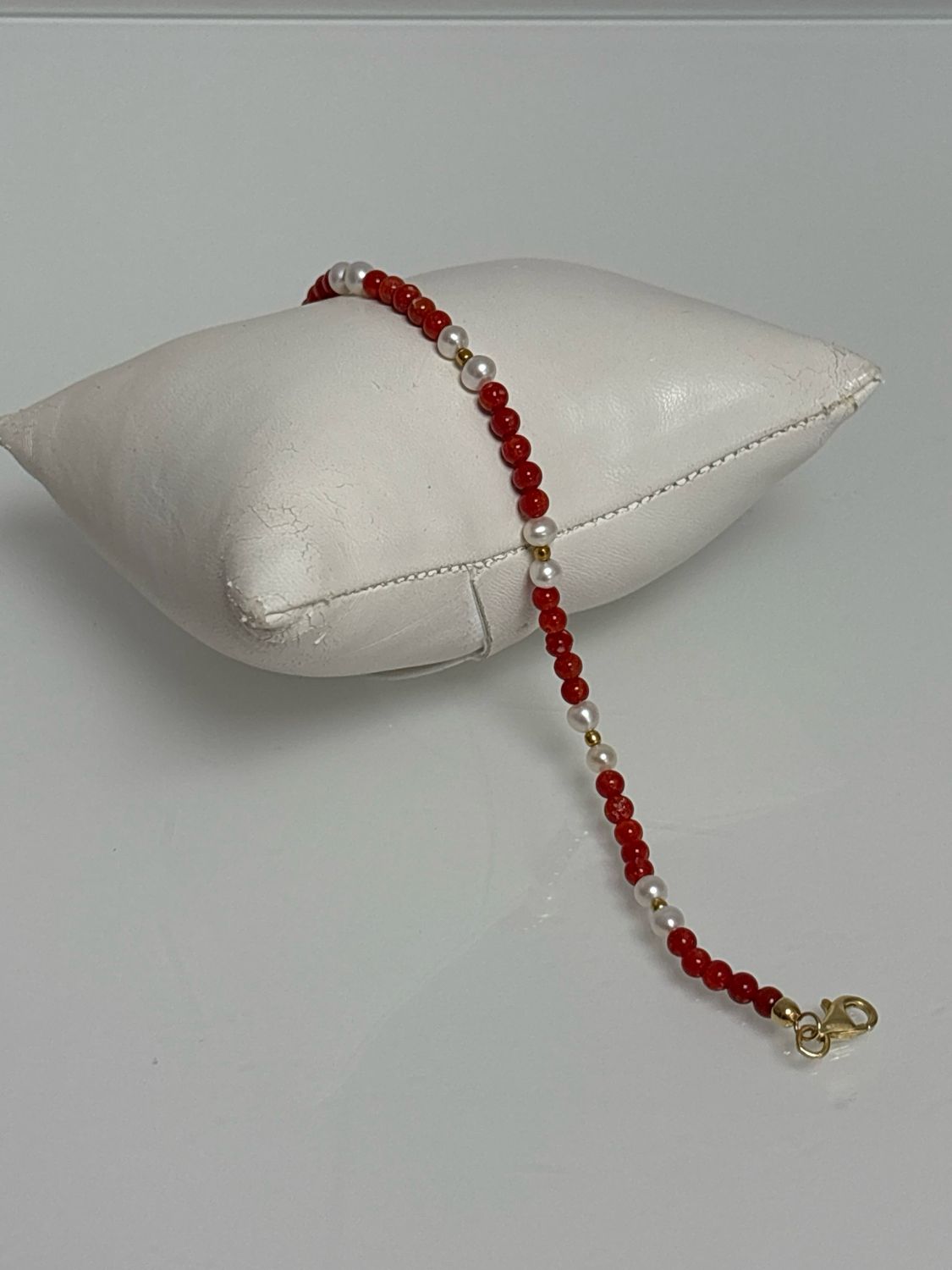Bracciale in corallo mediterraneo, perle di fiume montato in argento 925 placcato oro
