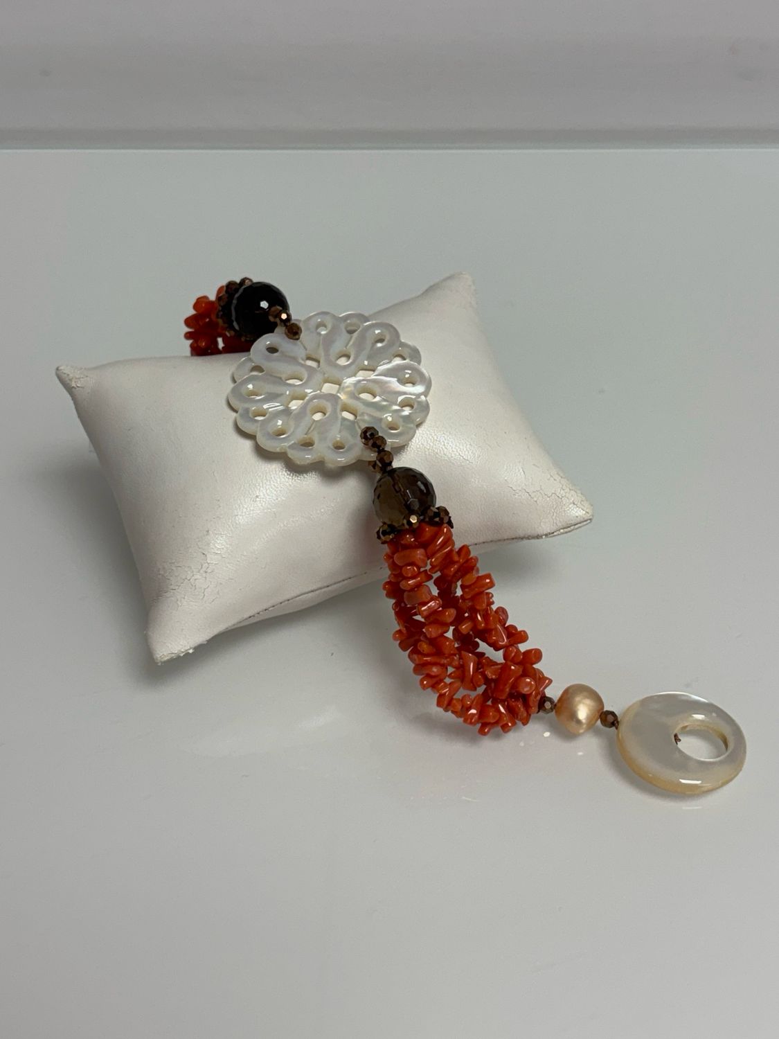 Bracciale in corallo mediterraneo, perle di fiume, madreperla e quarzo fumé