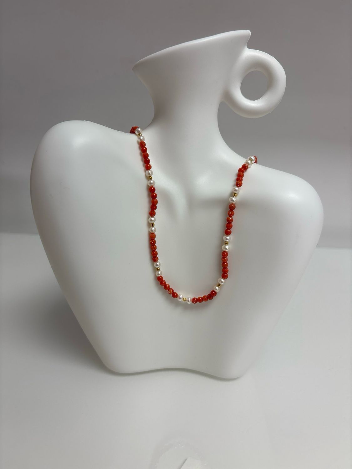 Collana con sfere di corallo mediterraneo per l’acqua dolce montate in argento 925 placcato oro