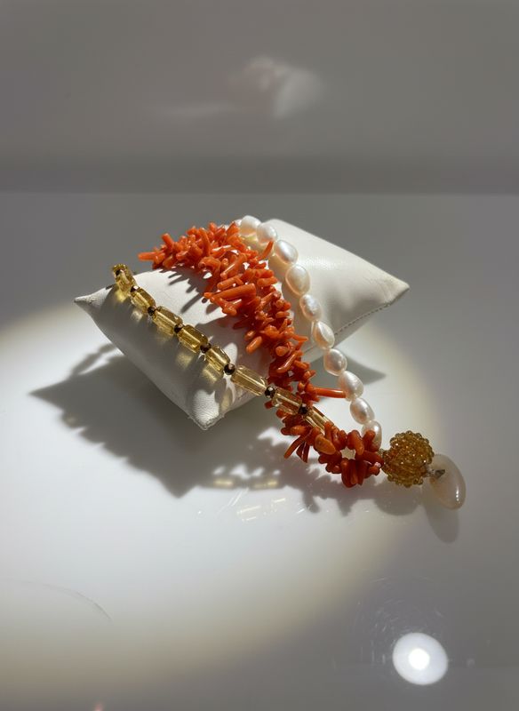 Bracciale corallo mediterraneo, perle di fiume e topazio con chiusura e madreperla