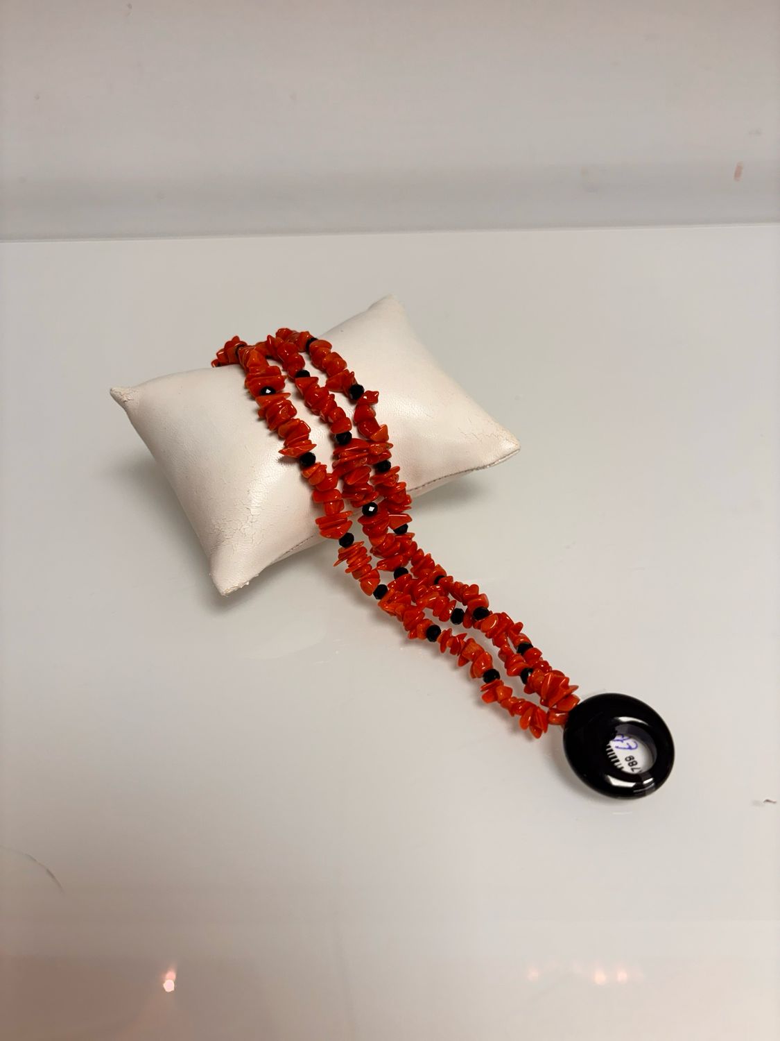 Bracciale in corallo mediterraneo e Agata nera a tre fili