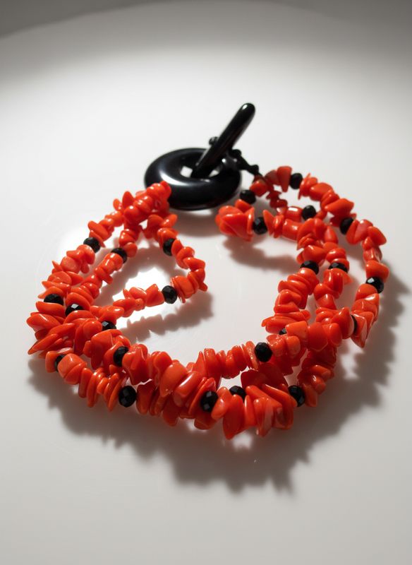 Bracciale in corallo mediterraneo e Agata nera a tre fili