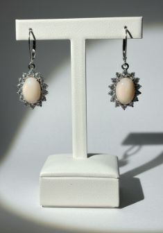 Orecchini a monachella in corallo asiatico montato in argento 925 con zirconi