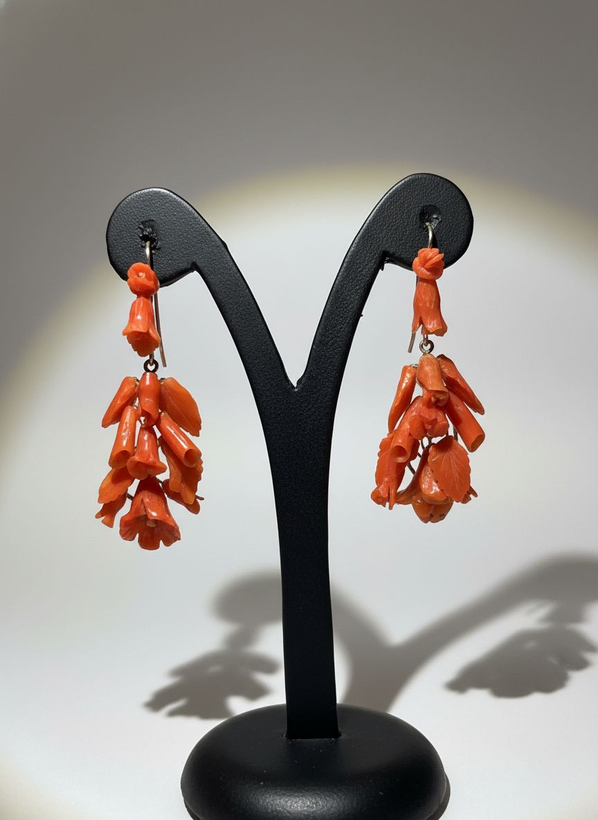 Orecchini con fiori in corallo mediterraneo, montato su oro 18k