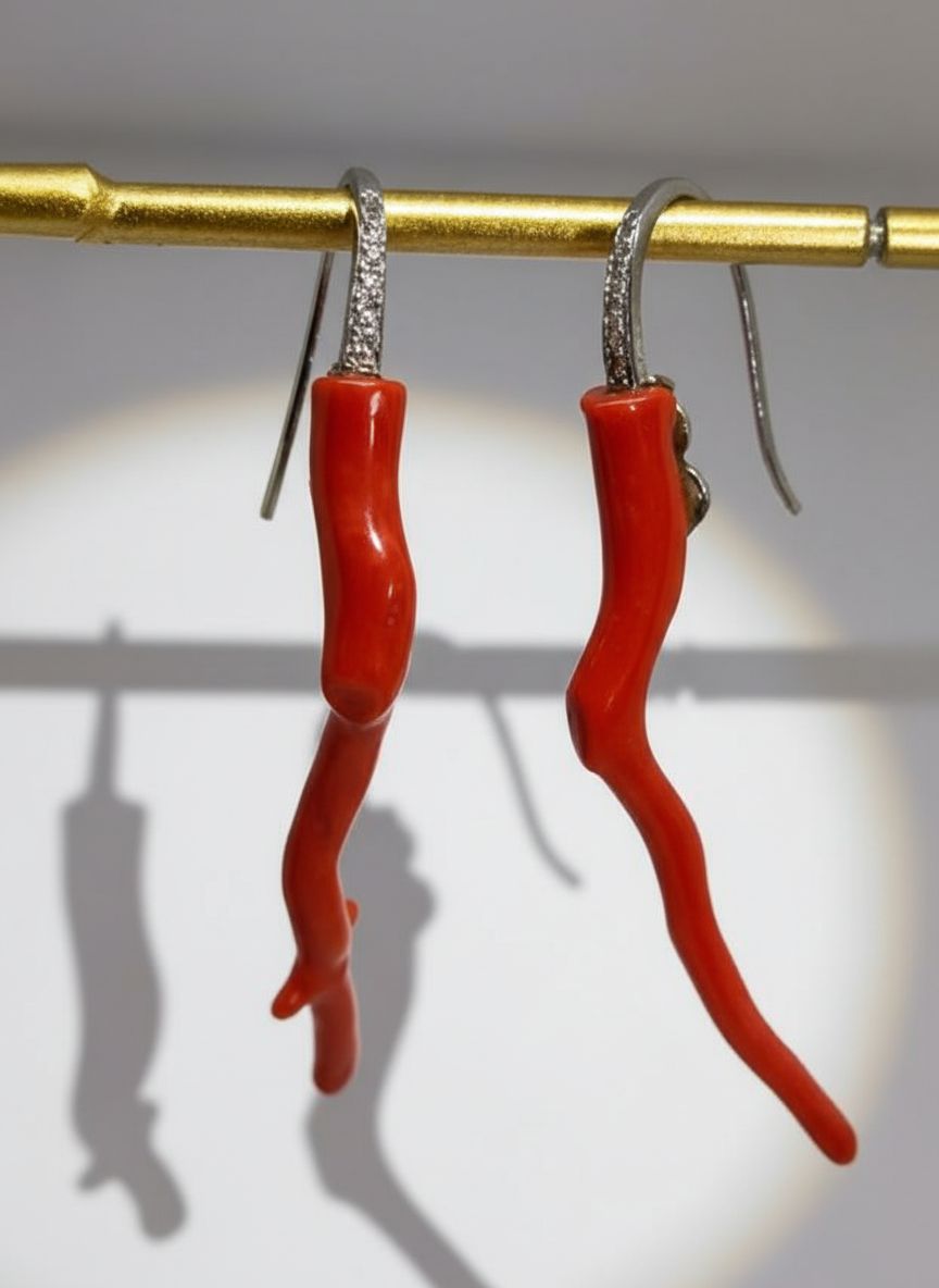 Orecchini con rami di corallo mediterraneo, zirconi montato in argento 925