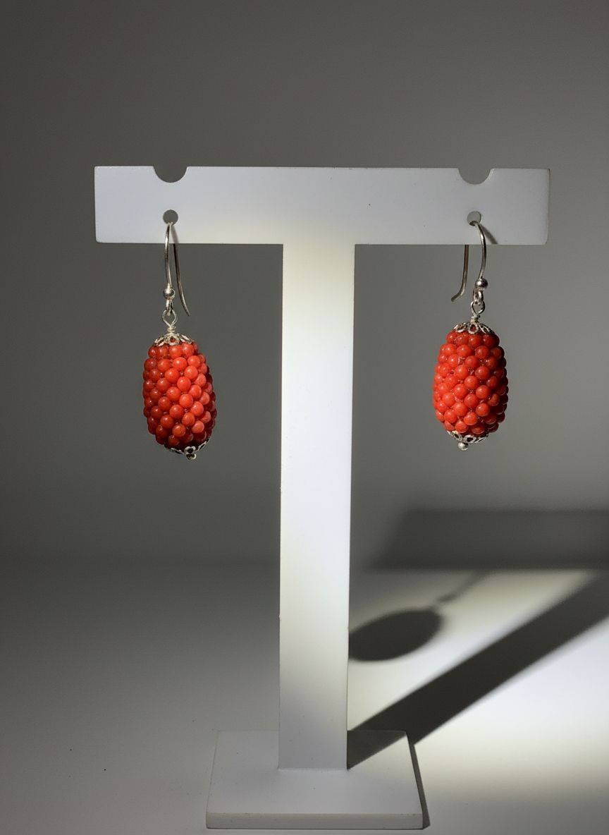 Orecchini in argento 925 e coralli mediterranei lavorati a tessuto.