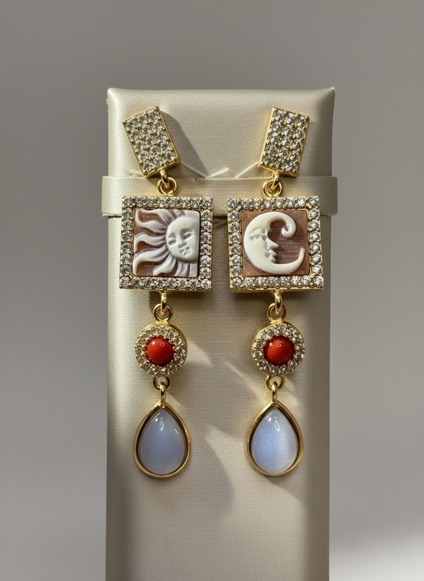 Orecchini in argento 925 placcato oro con Agata celeste, corallo mediterraneo, zirconi e cammei sardonici