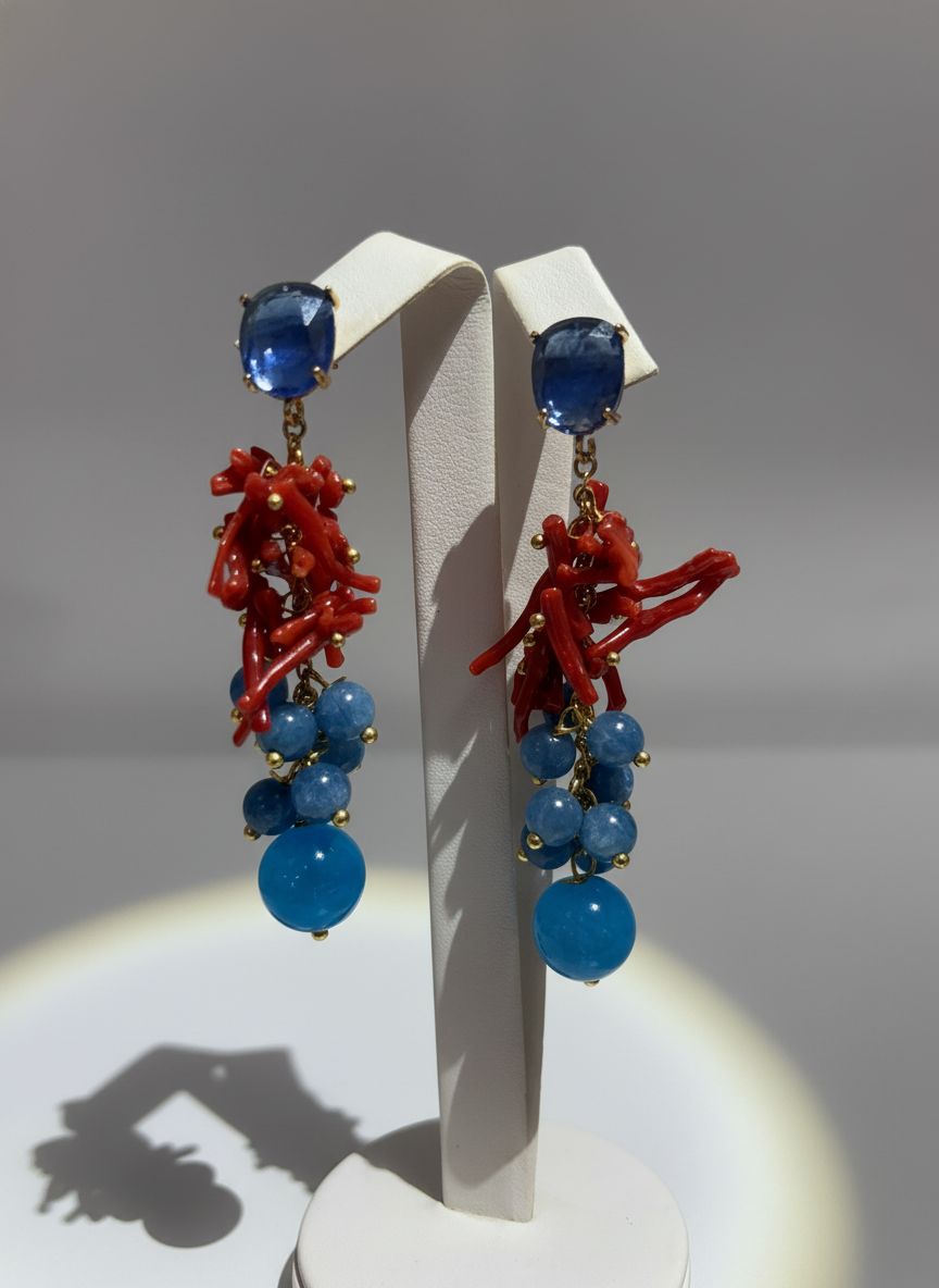 Orecchini in bronzo 925 rodiati color oro con quarzi di colore blu scuro e frange in corallo mediterraneo