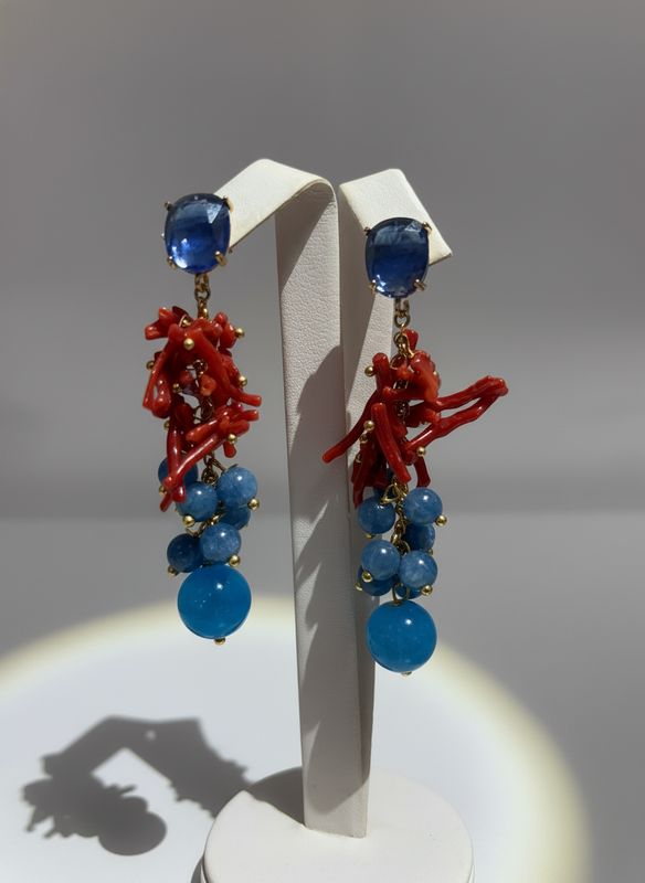 Orecchini in bronzo 925 rodiati color oro con quarzi di colore blu scuro e frange in corallo mediterraneo