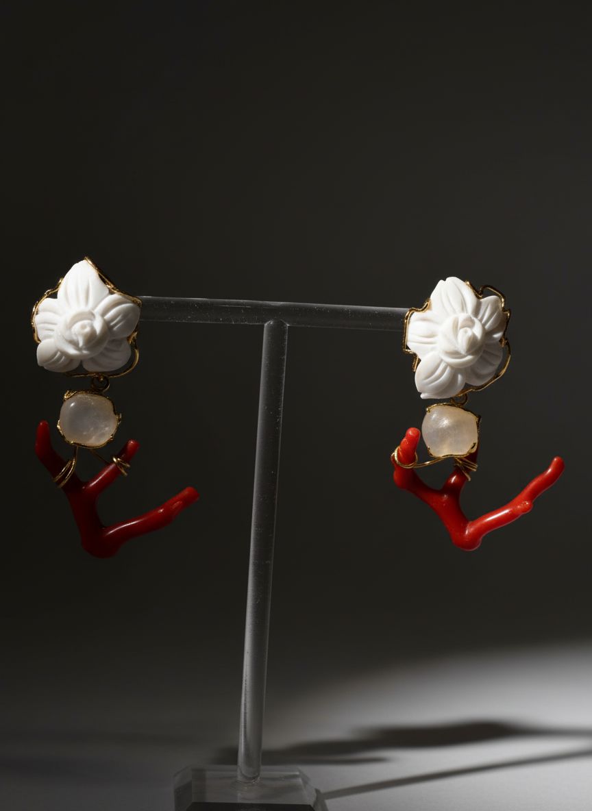 Orecchini con ramo di corallo conchiglia e madreperla montati in argento 925 dorato