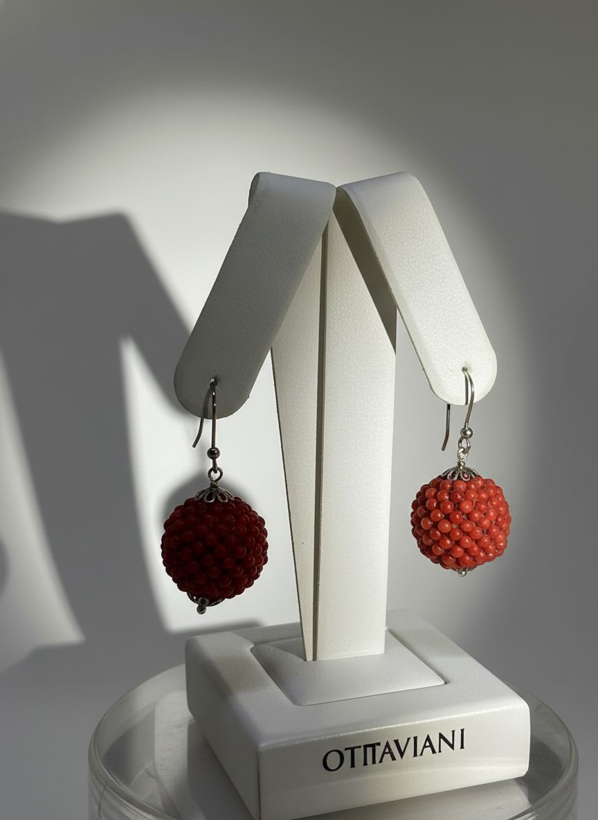 Orecchini in argento 925 e coralli mediterranei lavorati a tessuto.