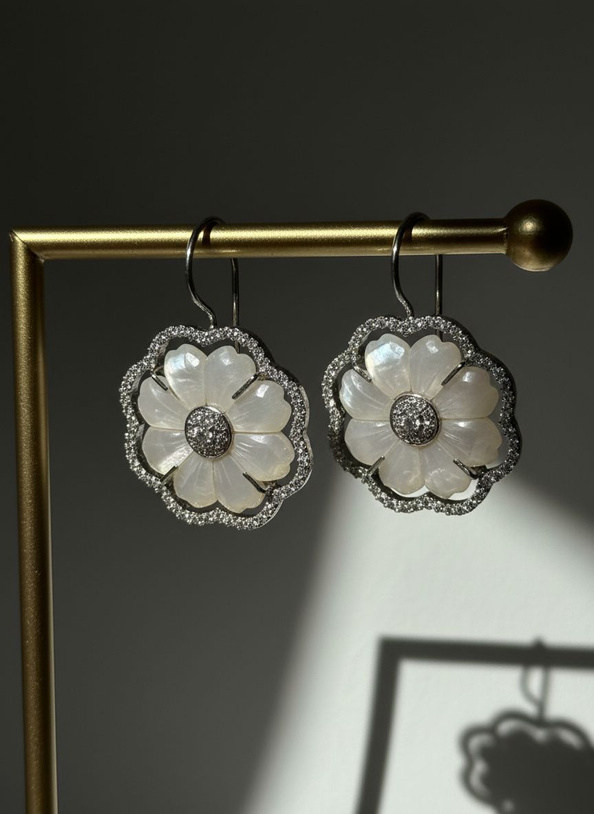 Orecchini in argento 925 e zirconi con fiori in madreperla