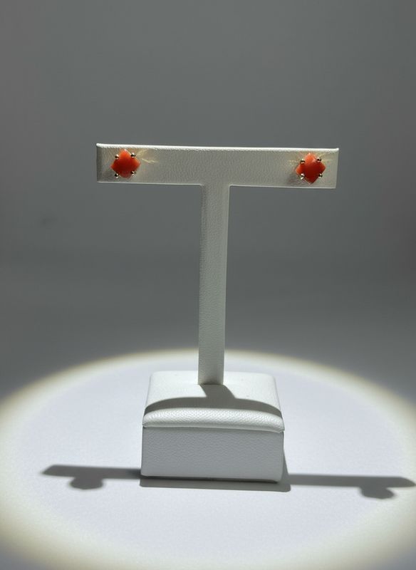 Orecchini in corallo mediterraneo montati in argento 925 placcati oro