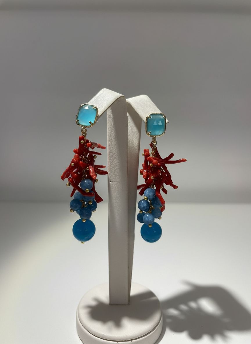Orecchini in bronzo rodiato color oro, quarzo blu e corallo mediterraneo