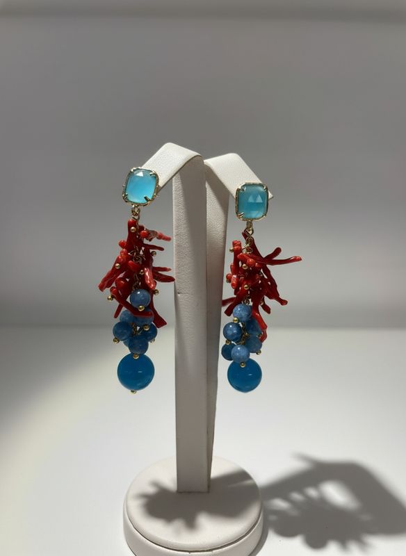 Orecchini in bronzo rodiato color oro, quarzo blu e corallo mediterraneo