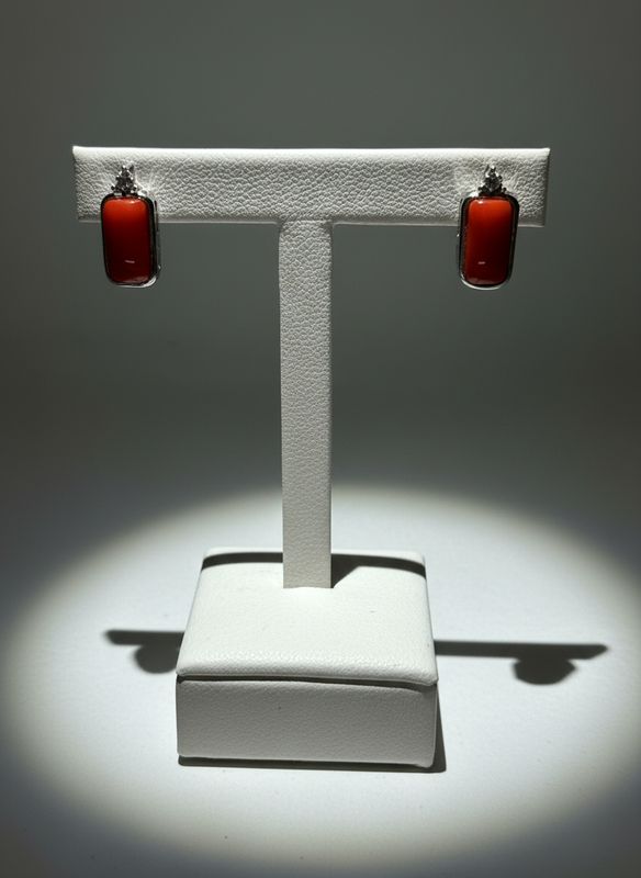 Orecchini in corallo Mediterraneo montati in argento 925 e zirconi