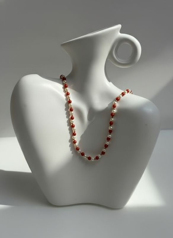 Collana con sfere di corallo mediterraneo, perle d’acqua di fiume montate in argento 925 placcato oro