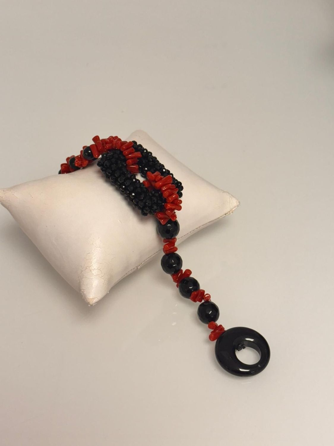 Bracciale in corallo mediterraneo e agata nera lavorata a tessuto
