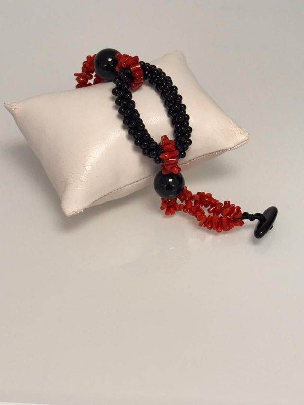 Bracciale in corallo mediterraneo e agata nera lavorata a tessuto