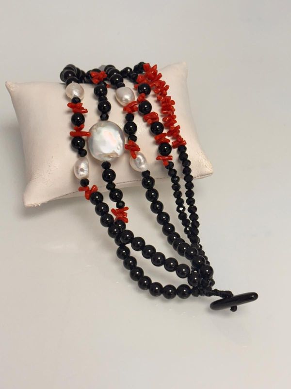 Bracciale in corallo mediterraneo, perle di fiume e agata nera