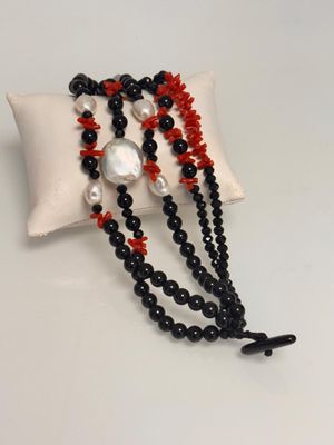 Bracciale in corallo mediterraneo, perle di fiume e agata nera