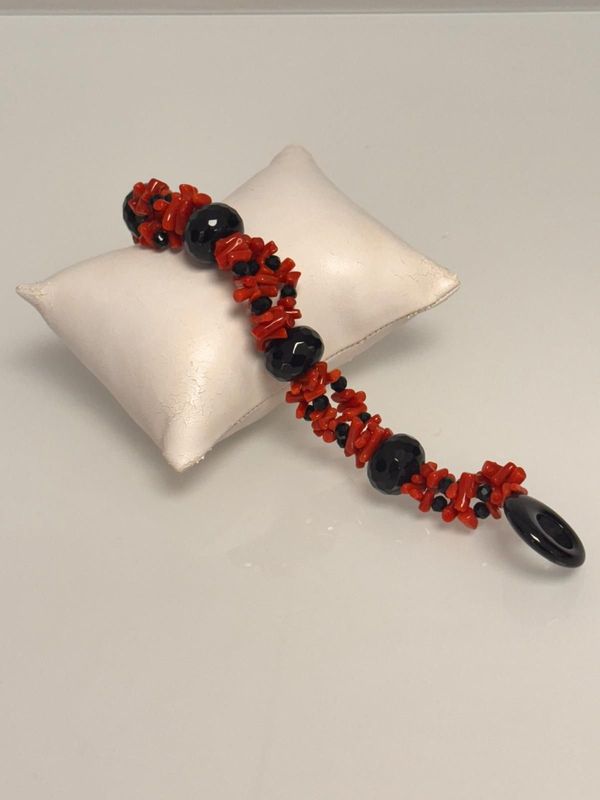 Bracciale in corallo mediterraneo e agata nera sfaccettata