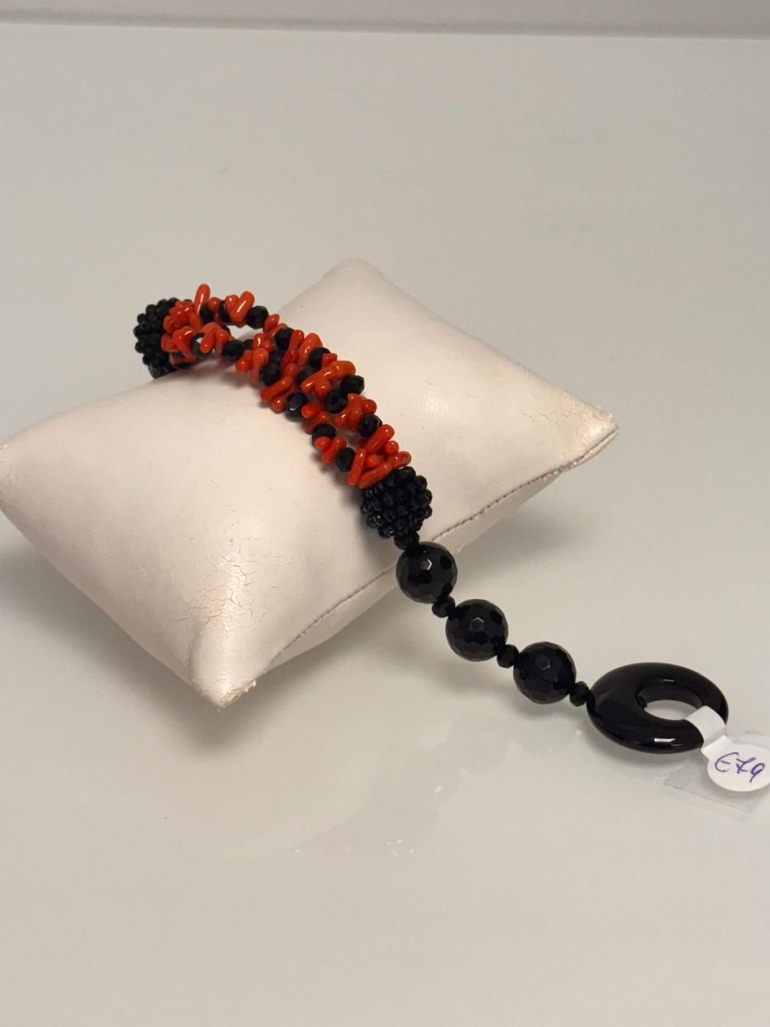 Bracciale in corallo mediterraneo e agata nera
