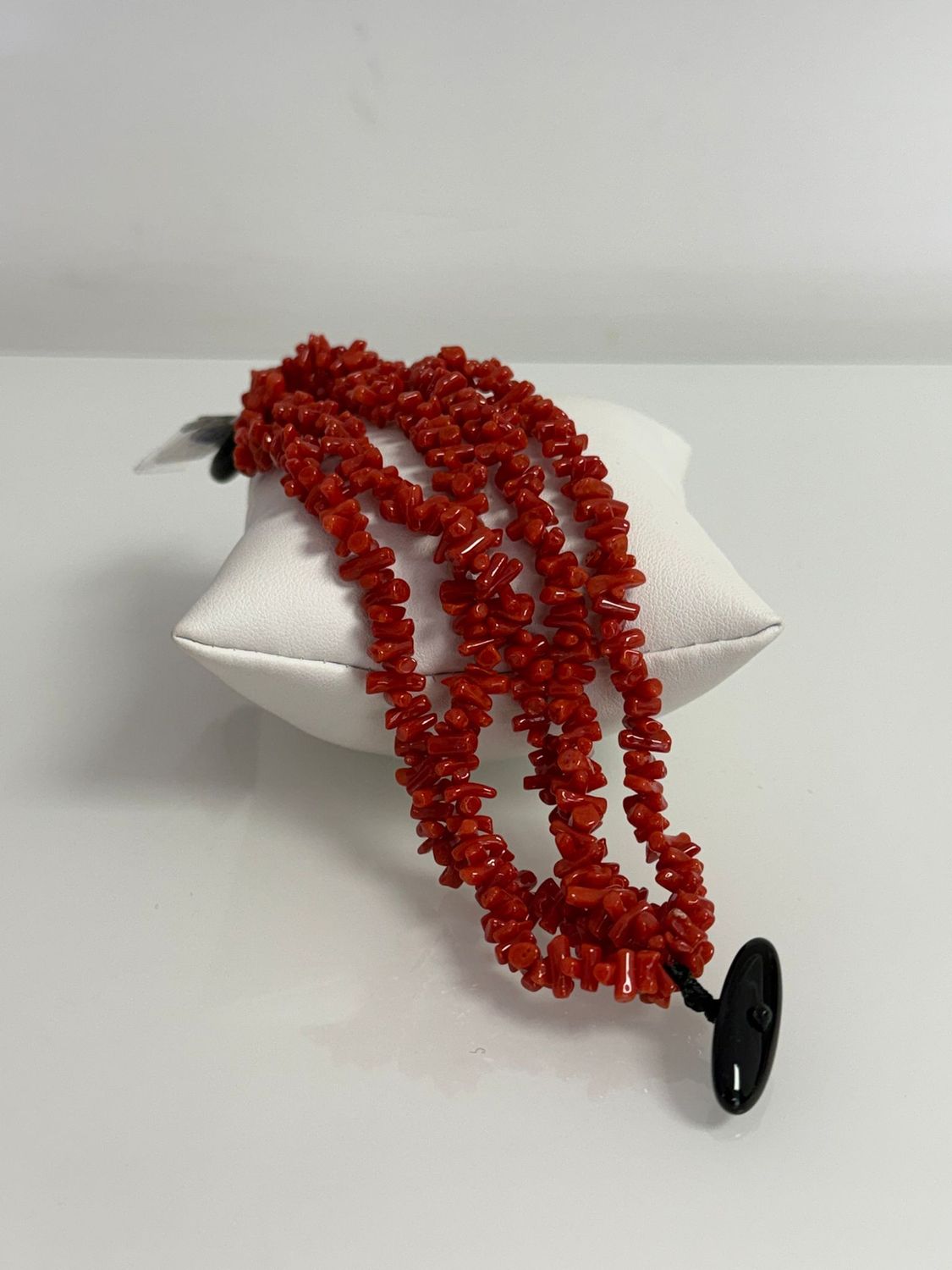 Bracciale in corallo mediterraneo e chiusura in agata nera