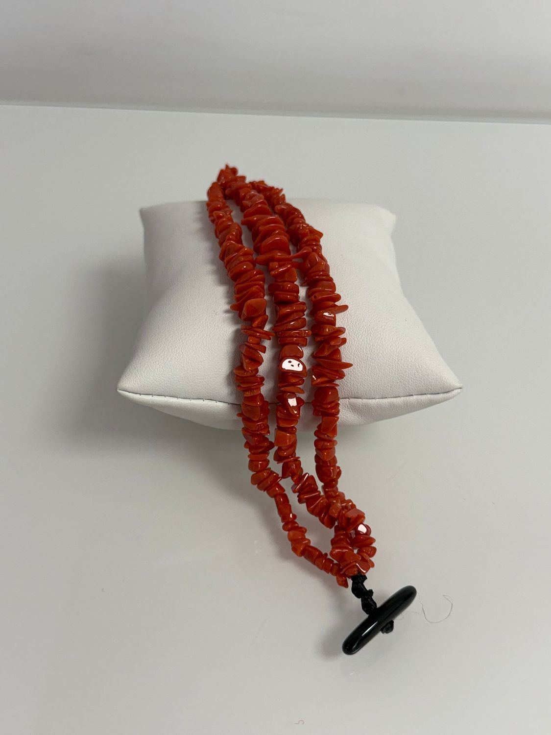 Bracciale in corallo mediterraneo e chiusura in agata nera a tre fili