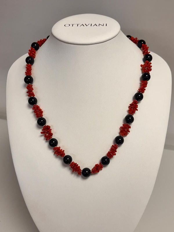 Collana in corallo mediterraneo e agata nera montata in argento 925