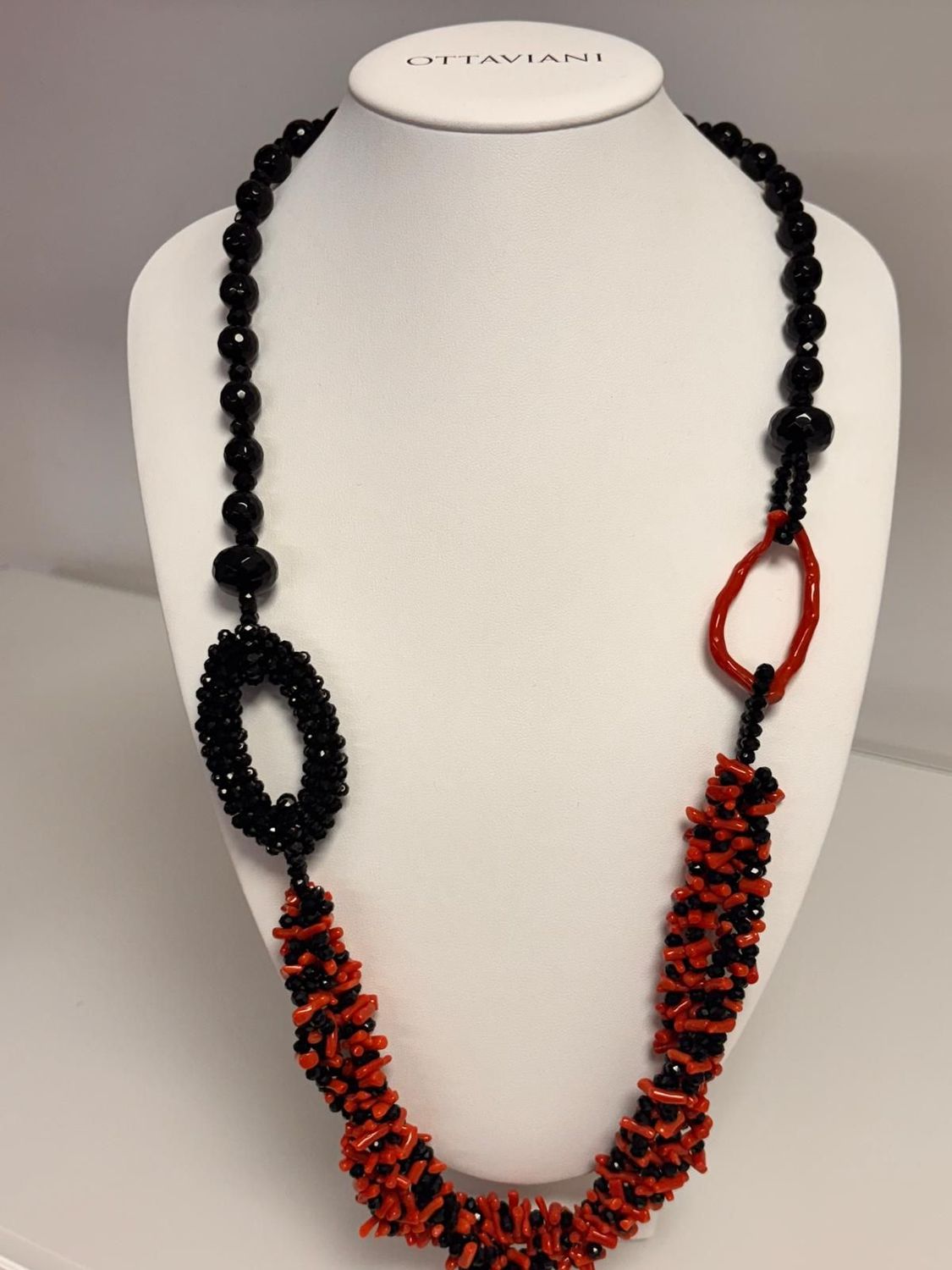 Collana con forme naturali di corallo mediterraneo e agata nera montata in argento 925