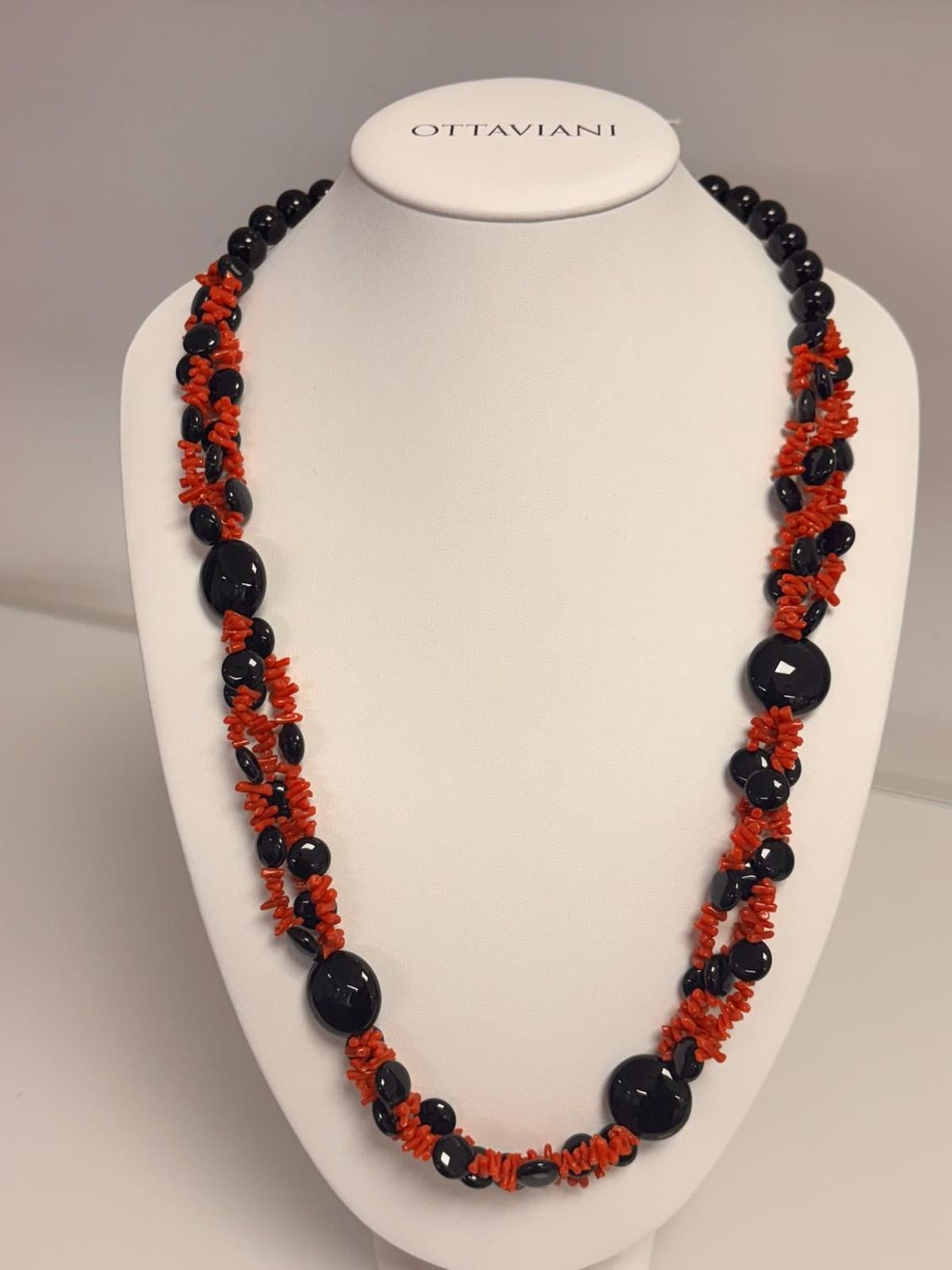 Collana in corallo mediterraneo e agata nera montata in argento 925