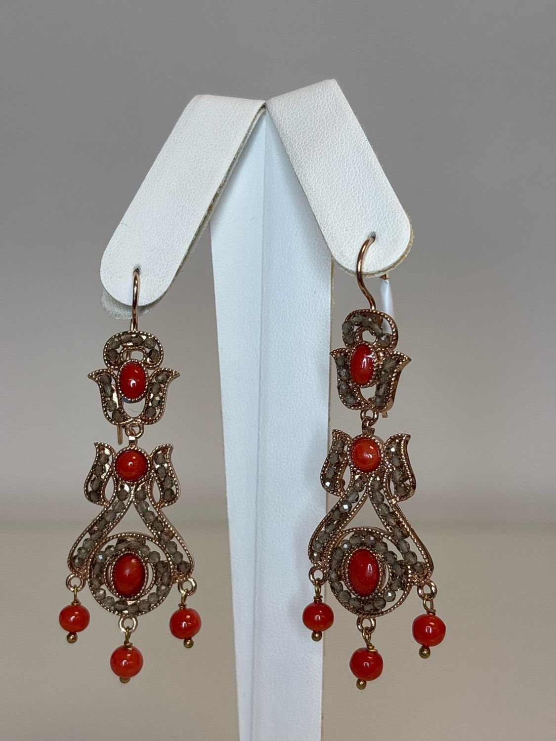 Orecchini in argento 925 bagnati in rosé con coralli mediterranei e topazi fumé.