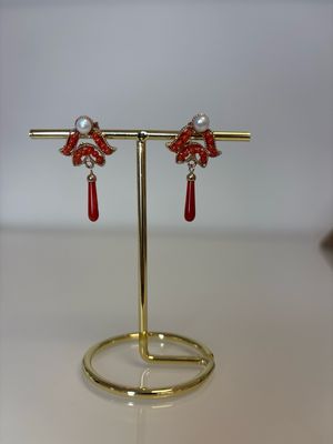 Orecchini in argento 925 in rosé con coralli mediterranei e perle naturali.