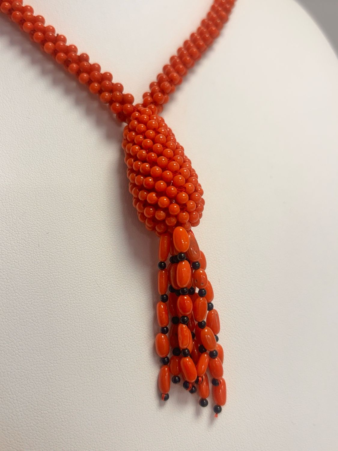 Collana in corallo mediterraneo, lavorazione a tessuto con sassi di corallo alternati ad Agata nera