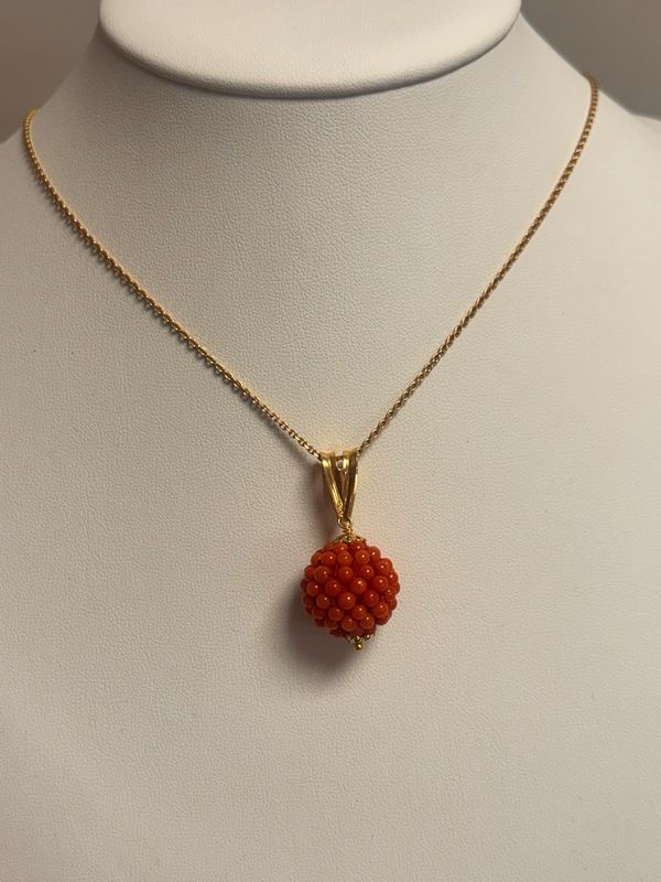 Collana in corallo mediterraneo, lavorata a tessuto e argento 925 placca oro