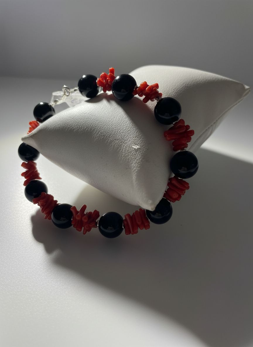 Bracciale in corallo mediterraneo con sfere di Agata nera e montato in argento 925