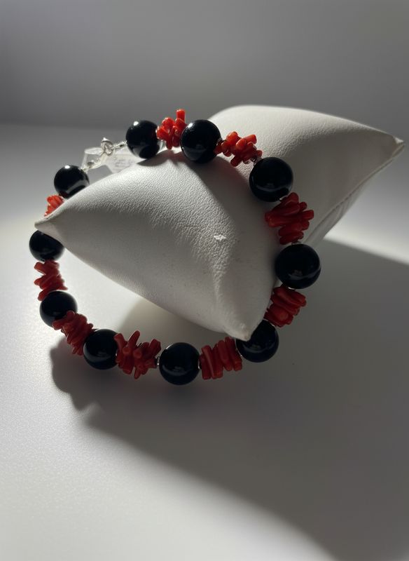Bracciale in corallo mediterraneo con sfere di Agata nera e montato in argento 925