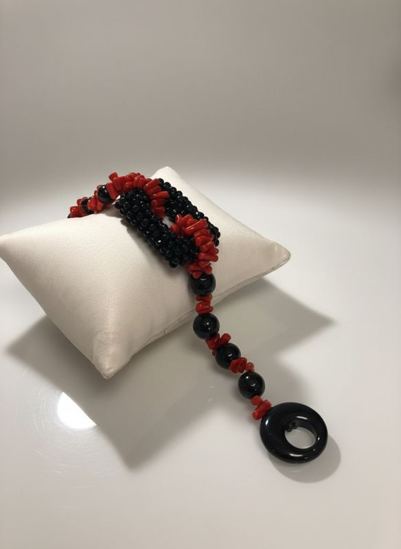 Bracciale in corallo mediterraneo e agata nera lavorata a tessuto