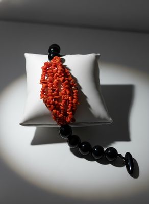 Bracciale in corallo mediterraneo e agata nera