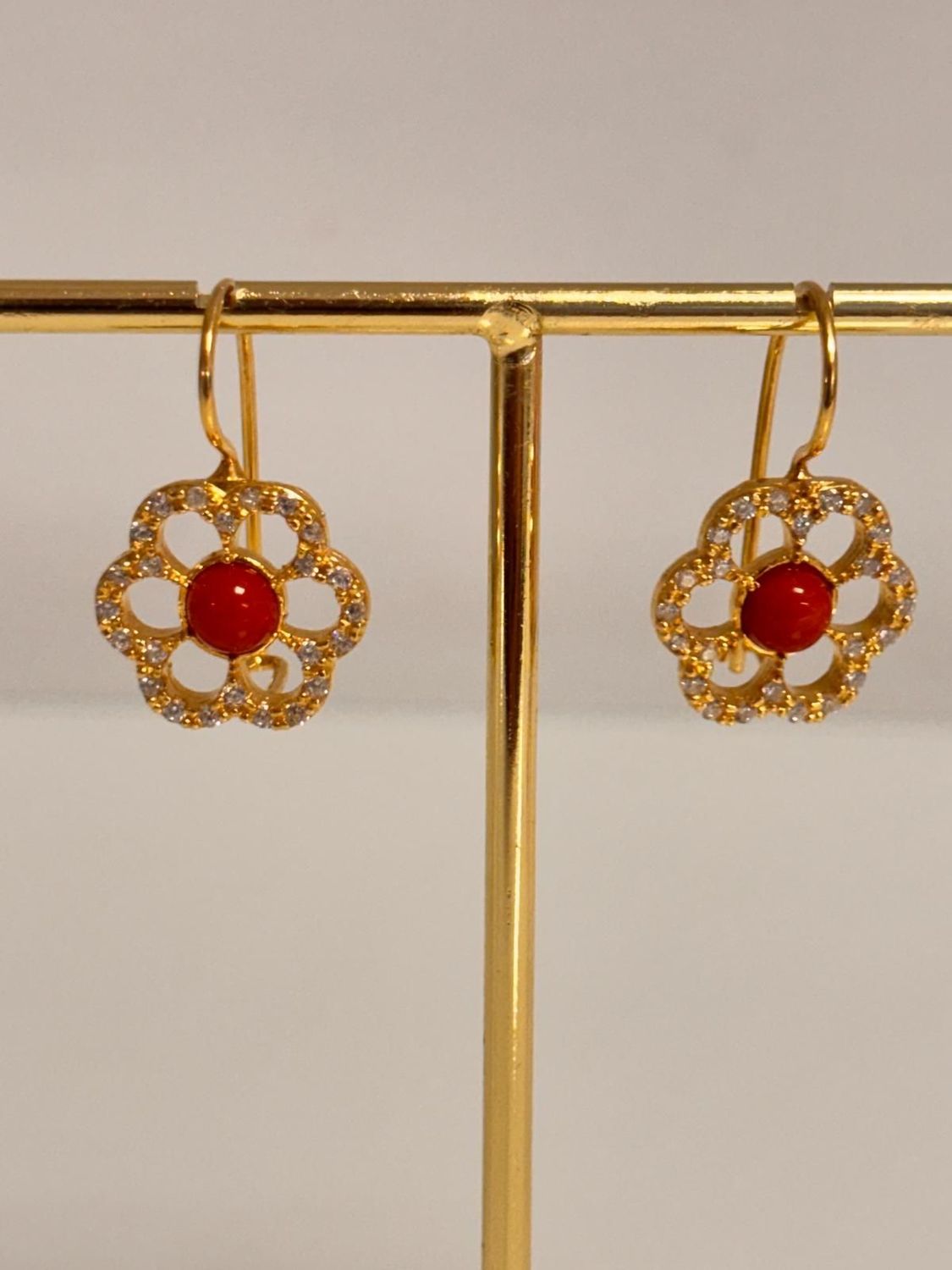 Orecchini in corallo mediterraneo, zirconi e argento 925 placcati oro