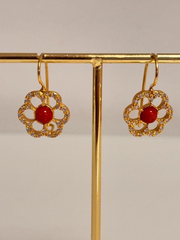 Orecchini in corallo mediterraneo, zirconi e argento 925 placcati oro