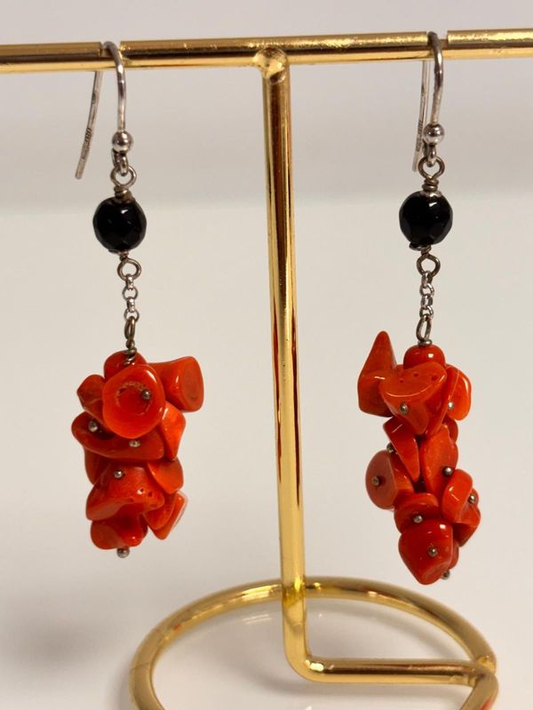Orecchini in corallo mediterraneo, agata nera e montati in argento 925