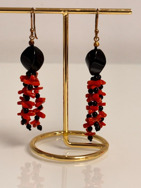 Orecchini in corallo mediterraneo e agata nera montati in argento 925