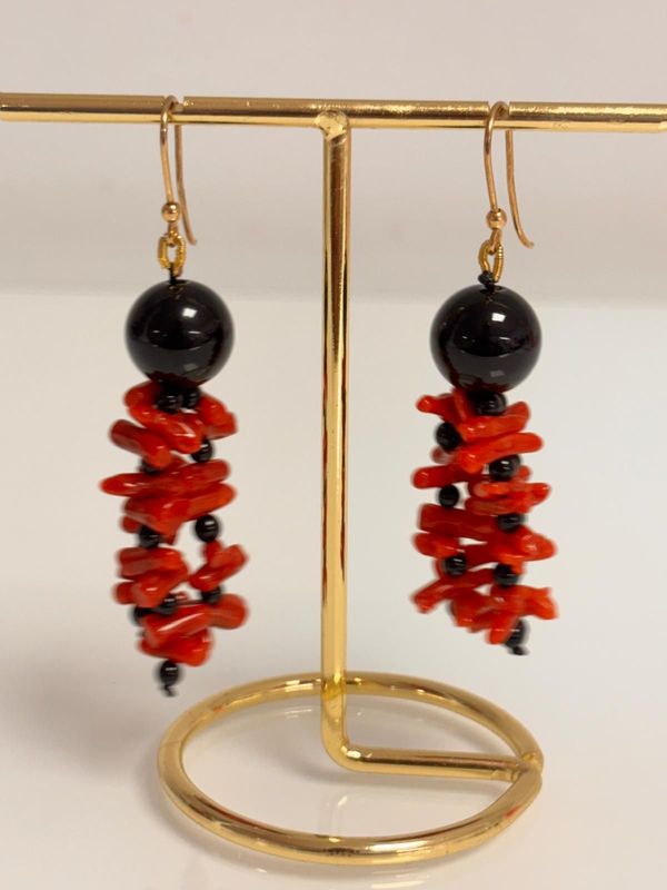 Orecchini in corallo mediterraneo e agata nera montati in argento 925