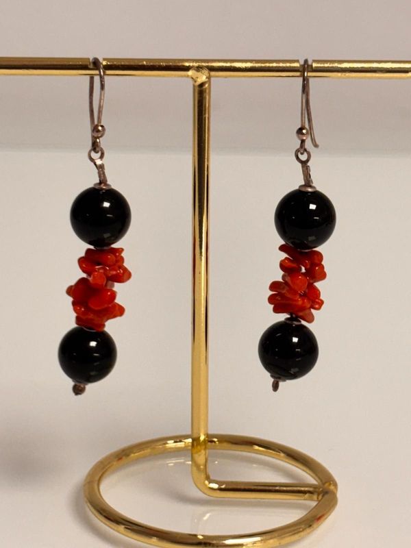 Orecchini in corallo mediterraneo e agata nera montati in argento 925