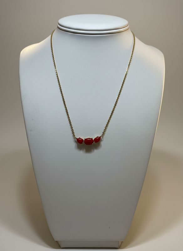 Collana in argento, 925 bagnata in oro con tre Cabochon in corallo mediterraneo.